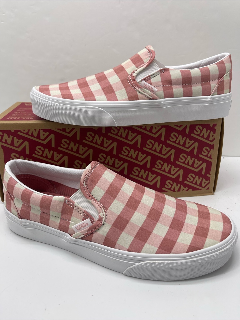 Vans WMNS Classic Slip-On (Gingham) Rosette/True White
VN000XG8B06 Sneakers - Picture 11 of 16
